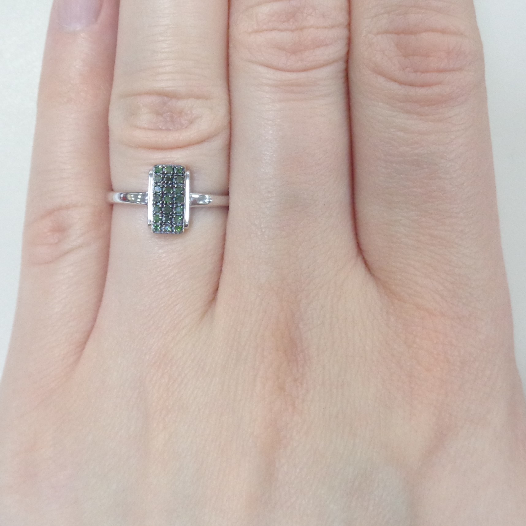 Серебряное кольцо с зелеными бриллиантами